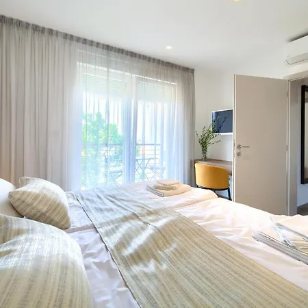 Vista Deluxe Apartment