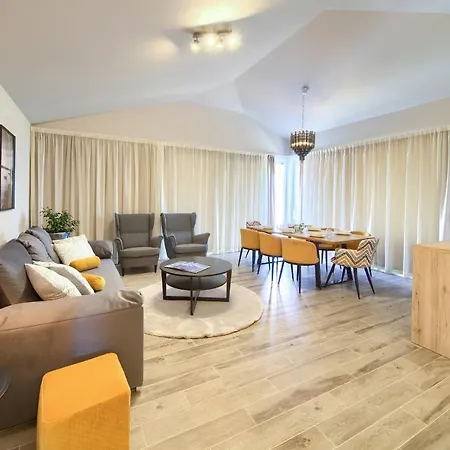 Vista Deluxe Apartment