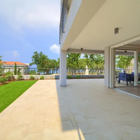 Vista Deluxe Apartment