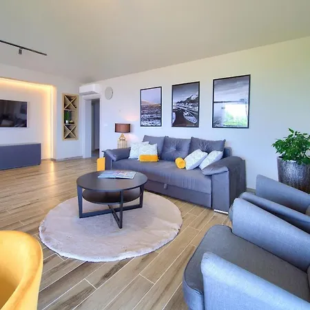Vista Deluxe Apartment