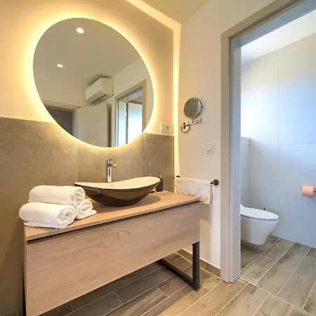 Vista Deluxe Apartment