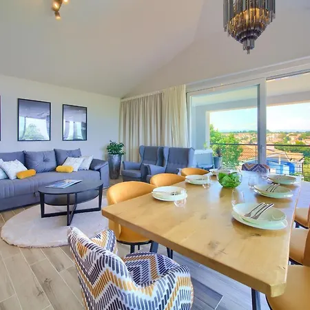 Vista Deluxe Apartment