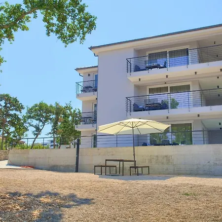 Vista Deluxe Apartment